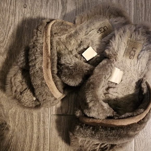 Ugg Abela Slippers Slides - Picture 2 of 4